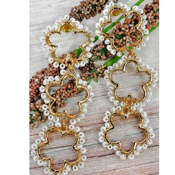 𝅺WHITE Seed Bead Flower Earrings - Picture 6 of 6